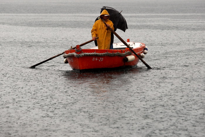 Zadar, 121012.
Obilna kisa od sinoc pada na zadarskom podrucju. Ocekuje se umjerena do velika kolicina kise,a puse slabo do umjereno jugo i jugozapadnjak. Najniza jutarnja temperatura zraka od 15 do 19, a najvisa ocekivana dnevna izmedju 18 i 21 Celzijevo
