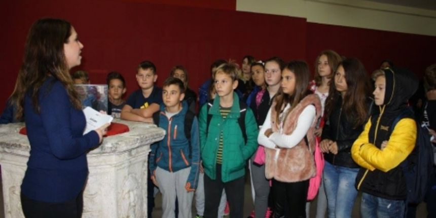 Otvorena izložba radova nastalih na radionicama “Jedna škola-jedan spomenik” i “Masterclass keramike”. Foto: NMZ Otvorena izložba radova nastalih na radionicama “Jedna škola-jedan spomenik” i “Masterclass keramike”. Foto: NMZ