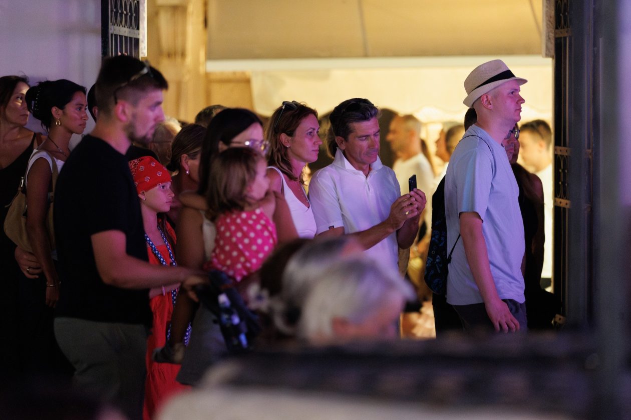 Večer evergreena u atriju palače Cedulin