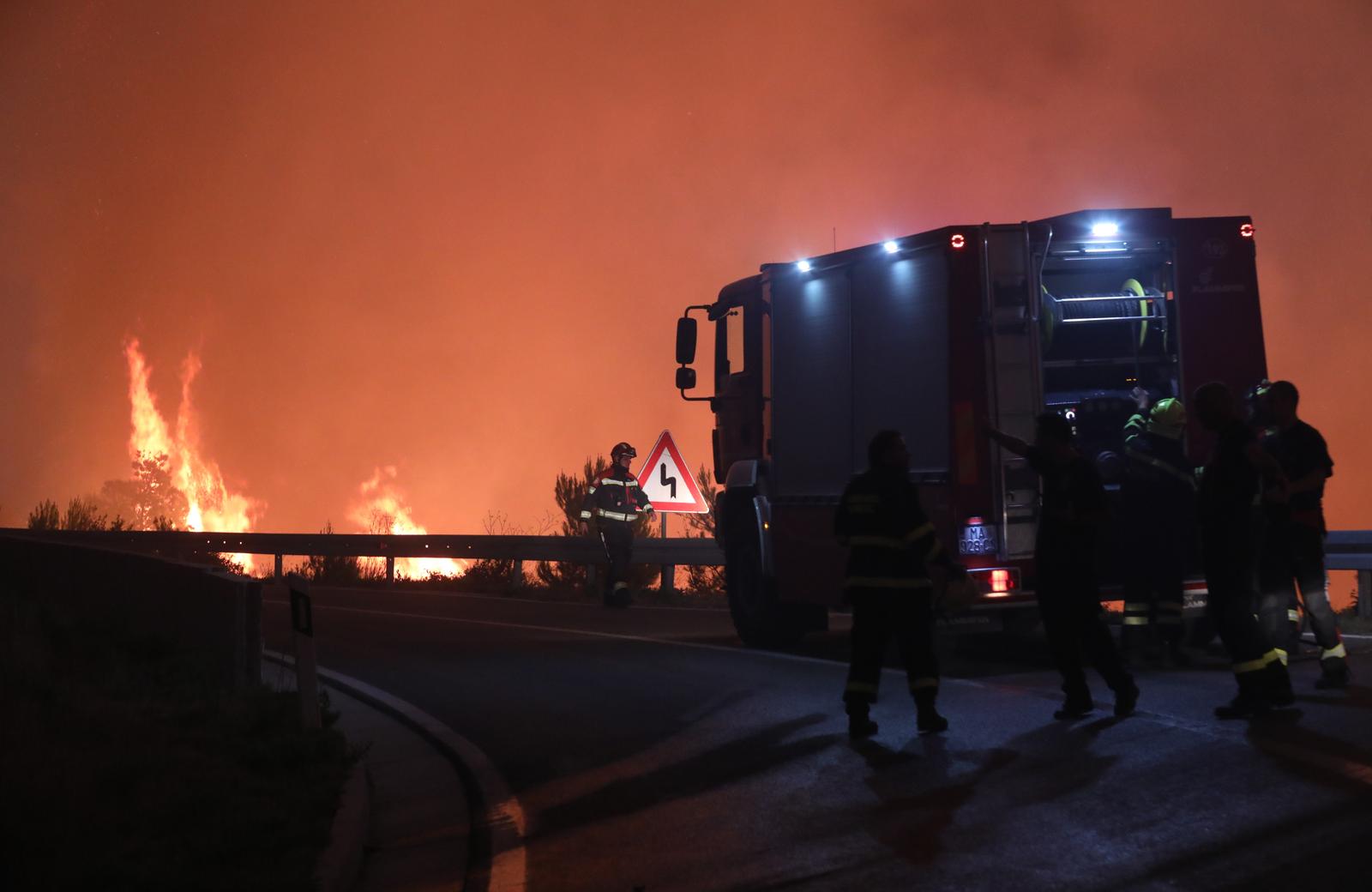 Tučepi: Požar se širi, zahvatio ranč i kuće, vatrogasci u akciji