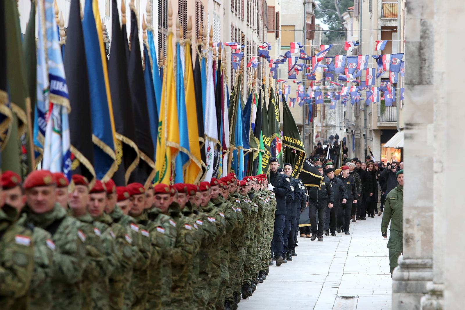 Mimohod pripadnika OSRH i MUP-a s ratnim zastavama povodom 30. obljetnice VRO Maslenica Mimohod pripadnika OSRH i MUP-a s ratnim zastavama povodom 30. obljetnice VRO Maslenica