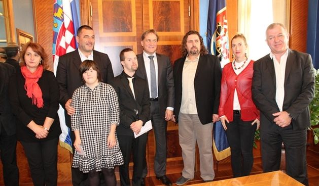 Povodom iznimnih sportskih uspjeha postignutih na međunarodnim plivačkim natjecanjima u 2014. godini, gradonačelnik Grada Zadra, Božidar Kalmeta, upriličio je primanje za zadarske plivače Luciju Mijolović i Juricu Milina, njihove trenere i roditelje.