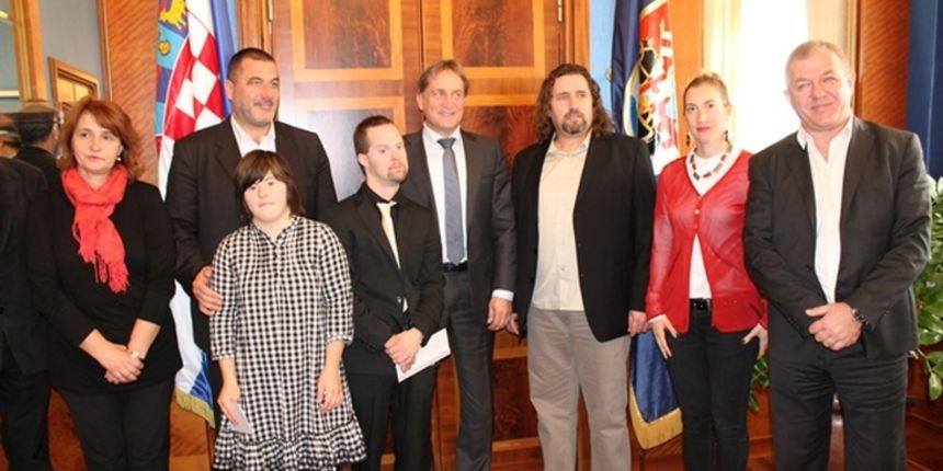 Povodom iznimnih sportskih uspjeha postignutih na međunarodnim plivačkim natjecanjima u 2014. godini, gradonačelnik Grada Zadra, Božidar Kalmeta, upriličio je primanje za zadarske plivače Luciju Mijolović i Juricu Milina, njihove trenere i roditelje. Povodom iznimnih sportskih uspjeha postignutih na međunarodnim plivačkim natjecanjima u 2014. godini, gradonačelnik Grada Zadra, Božidar Kalmeta, upriličio je primanje za zadarske plivače Luciju Mijolović i Juricu Milina, njihove trenere i roditelje.