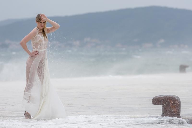 Tijekom snimanja reklamne kampanje valovi doslovno “okupali” manekenku na zadarskoj rivi