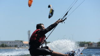 Nin, Zadar, 160712
Kitesurferi su iskoristili vjetrovit dan za uzivanje na plazi Zdrijac kraj Nina gdje se inace nalazi i kitesurfing skola.
Foto: Luka Gerlanc / CROPIX