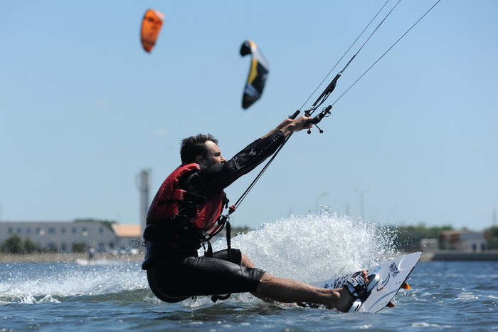 Nin, Zadar, 160712
Kitesurferi su iskoristili vjetrovit dan za uzivanje na plazi Zdrijac kraj Nina gdje se inace nalazi i kitesurfing skola.
Foto: Luka Gerlanc / CROPIX
