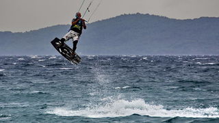 Kiteri i surferi uživali u jakom jugu