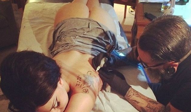 Lady Gaga objavila fotku nove tetovaže