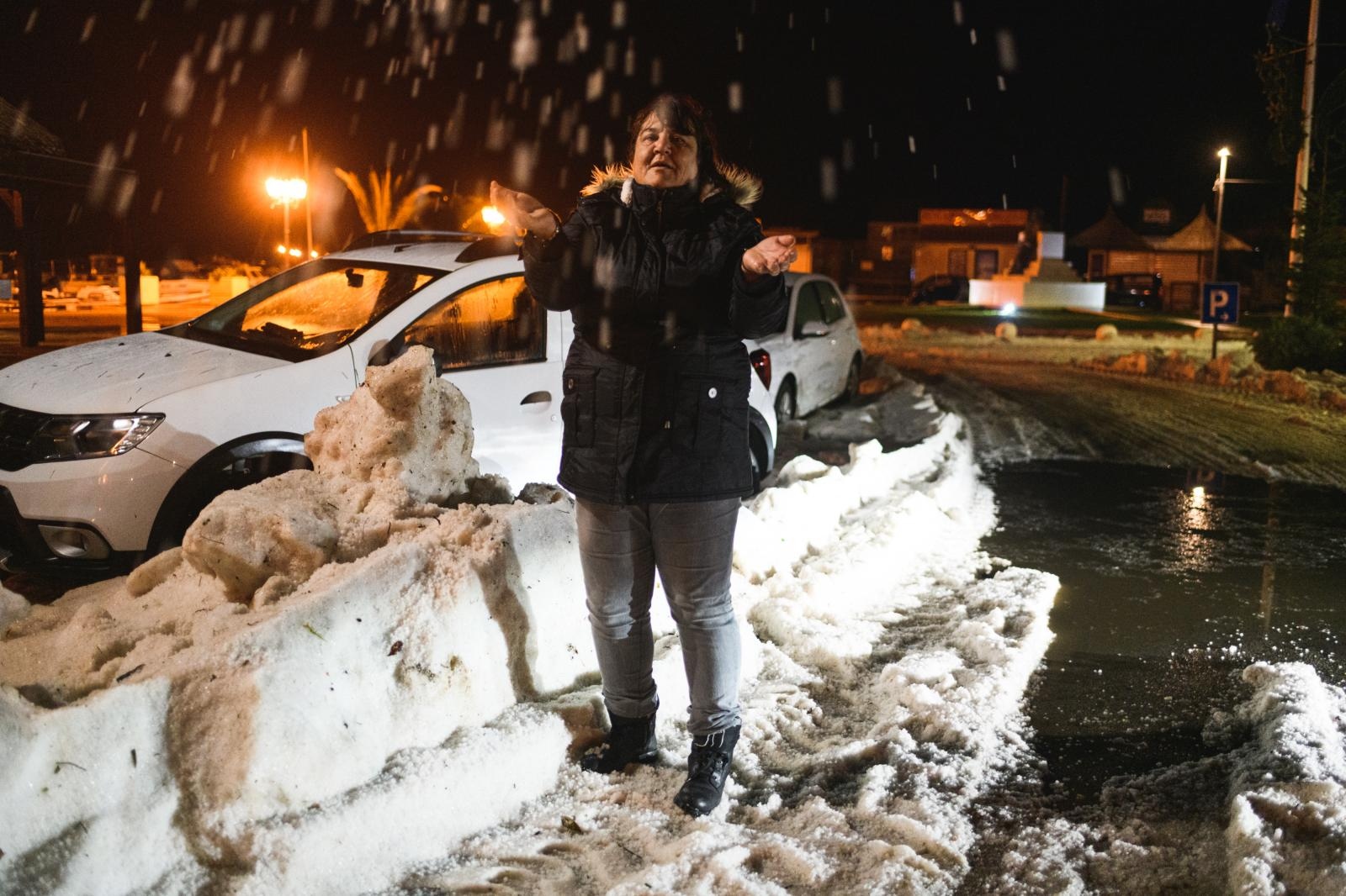 U Pakoštanima padala tuča više od 30 minuta i zabijelila cijelo mjesto U Pakoštanima padala tuča više od 30 minuta i zabijelila cijelo mjesto