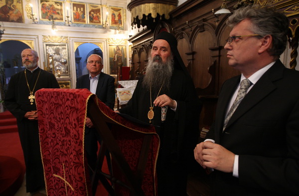 Zadar, 170513.
Crkva sv Ilije, Poluotok.
Veceras je otvorena sakralna riznica pravoslavne crkve sv. Ilije – vrijedne umjetnine i galerija ikona. Javnosti ju je predstavio episkop dalmatinski Fotije. Riznica je obnovljena sredstvima Ministarstva kultur Zadar, 170513.
Crkva sv Ilije, Poluotok.
Veceras je otvorena sakralna riznica pravoslavne crkve sv. Ilije – vrijedne umjetnine i galerija ikona. Javnosti ju je predstavio episkop dalmatinski Fotije. Riznica je obnovljena sredstvima Ministarstva kultur