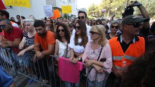 Građani prosvjedom pokušavaju spriječiti ovrhu nad sedmogodišnjim Cesareom Građani prosvjedom pokušavaju spriječiti ovrhu nad sedmogodišnjim Cesareom