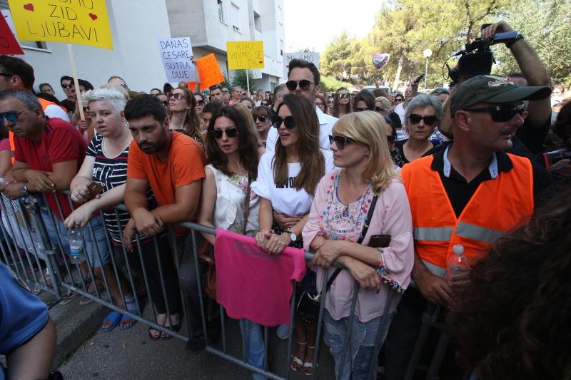 Građani prosvjedom pokušavaju spriječiti ovrhu nad sedmogodišnjim Cesareom Građani prosvjedom pokušavaju spriječiti ovrhu nad sedmogodišnjim Cesareom