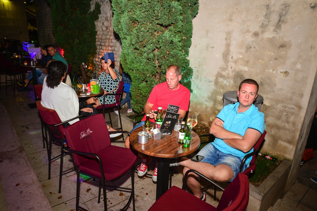 Klapa Contra oduševila u Teatro Baru i Zlatnom kutiću. Foto: Iva Perinčić Klapa Contra oduševila u Teatro Baru i Zlatnom kutiću. Foto: Iva Perinčić