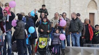 24.11.2013., Zadar – Fotograf Sime Strikoman napravio je milenijsku fotografiju okupljenih za podrzavanje inicijative U ime obitelji. Photo: Filip Brala/PIXSELL 24.11.2013., Zadar – Fotograf Sime Strikoman napravio je milenijsku fotografiju okupljenih za podrzavanje inicijative U ime obitelji. Photo: Filip Brala/PIXSELL