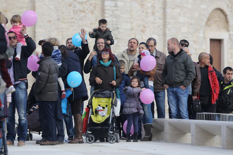 24.11.2013., Zadar – Fotograf Sime Strikoman napravio je milenijsku fotografiju okupljenih za podrzavanje inicijative U ime obitelji. Photo: Filip Brala/PIXSELL 24.11.2013., Zadar – Fotograf Sime Strikoman napravio je milenijsku fotografiju okupljenih za podrzavanje inicijative U ime obitelji. Photo: Filip Brala/PIXSELL