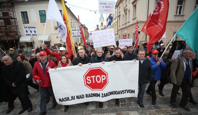 26.02.2014., Zagreb – Povodom danasnje rasprave o izmjeni Zakona o radu u Saboru, sindikati su se okupili na Trgu bana Jelacica odakle su krenuli na Markov trg. Ovim prosvjedom sindikati traze povlacenje novog prijedloga Zakona o radu te smatraju da ce pr