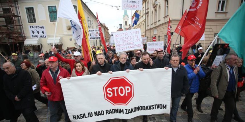 26.02.2014., Zagreb – Povodom danasnje rasprave o izmjeni Zakona o radu u Saboru, sindikati su se okupili na Trgu bana Jelacica odakle su krenuli na Markov trg. Ovim prosvjedom sindikati traze povlacenje novog prijedloga Zakona o radu te smatraju da ce pr