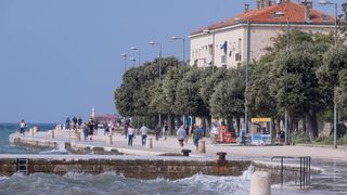 Olujno jugo na zadarskoj rivi