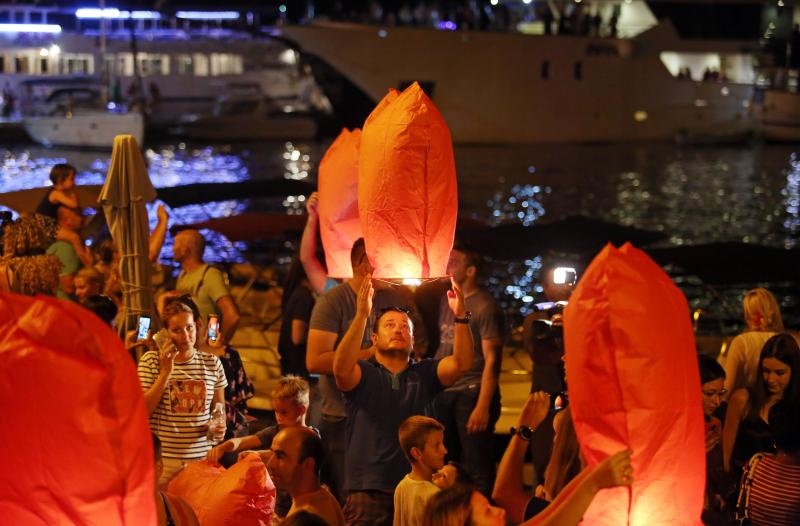Vodice: Puštanjem lampiona obilježena 10. obljetnica Kornatske tragedije Vodice: Puštanjem lampiona obilježena 10. obljetnica Kornatske tragedije