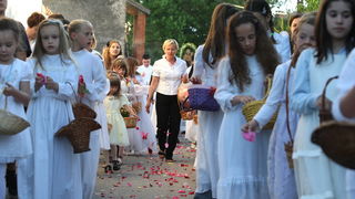 Zadar, 110512.
Blagdan gospe Loretske slavi se u zadarskom naselju Arbanasi. Nakon svecanog misnog slavlja u vecernjim satima krece procesija po naselju koju predvodi zadarski nadbiskup Zelimir Puljic.
Foto: Andrija Lucic / CROPIX Zadar, 110512.
Blagdan gospe Loretske slavi se u zadarskom naselju Arbanasi. Nakon svecanog misnog slavlja u vecernjim satima krece procesija po naselju koju predvodi zadarski nadbiskup Zelimir Puljic.
Foto: Andrija Lucic / CROPIX
