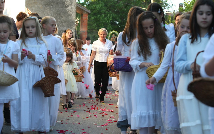Zadar, 110512.
Blagdan gospe Loretske slavi se u zadarskom naselju Arbanasi. Nakon svecanog misnog slavlja u vecernjim satima krece procesija po naselju koju predvodi zadarski nadbiskup Zelimir Puljic.
Foto: Andrija Lucic / CROPIX Zadar, 110512.
Blagdan gospe Loretske slavi se u zadarskom naselju Arbanasi. Nakon svecanog misnog slavlja u vecernjim satima krece procesija po naselju koju predvodi zadarski nadbiskup Zelimir Puljic.
Foto: Andrija Lucic / CROPIX
