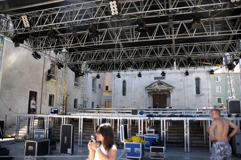 Pozornica i tribine za koncert Josea Carrerasa