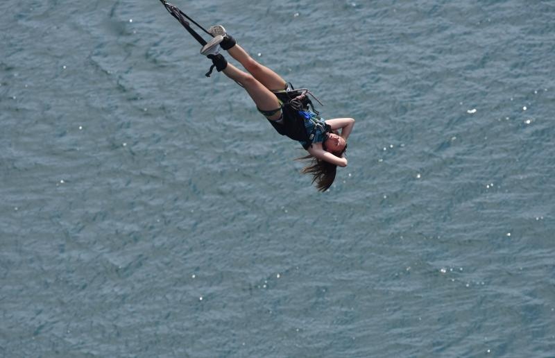Bungee jumping, atrakcija sa Šibenskoga mosta privlači mnoge domaće i strane turiste