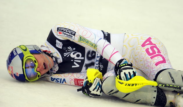 Zagreb, 030112.
Sljeme – Vip Snow Queen Trophy 2012.
Slalomska utrka FIS Svjetskog kupa na Sljemenu za zene.
Na slici: Lindsey Vonn americka skijasica pod virozom skijala i srusila se na ciljnoj ravnini.
Foto: Drago Sopta / CROPIX