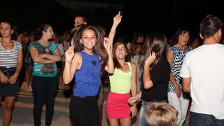 Na Stanovima se Kraljica mira slavi već preko 20 godina, a sinoćnjim misnim slavljem, procesijom i kasnije koncertom na školskom igralištu Stanarci su proslavili još jednu feštu. Koncert su održali grupa Dalmatico i Ivica Sikirić Ićo, foto: I. Perinčić Na Stanovima se Kraljica mira slavi već preko 20 godina, a sinoćnjim misnim slavljem, procesijom i kasnije koncertom na školskom igralištu Stanarci su proslavili još jednu feštu. Koncert su održali grupa Dalmatico i Ivica Sikirić Ićo, foto: I. Perinčić