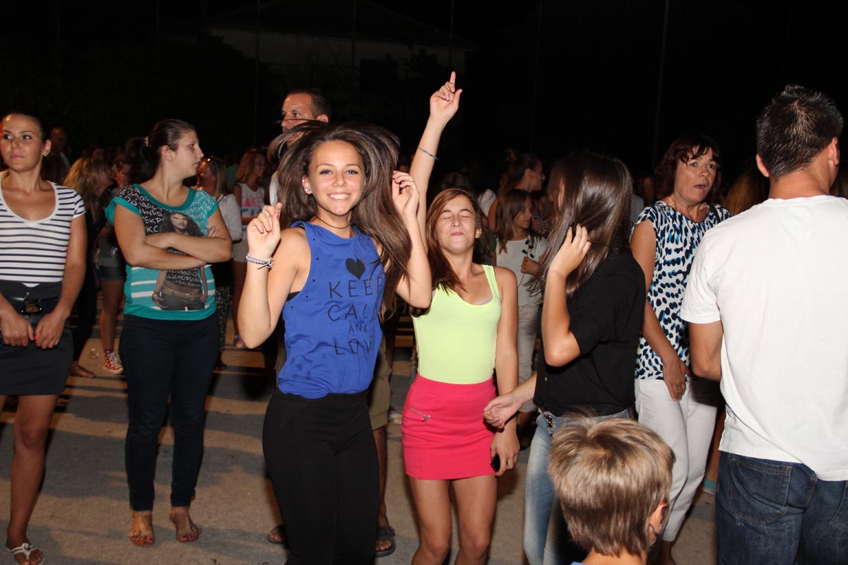 Na Stanovima se Kraljica mira slavi već preko 20 godina, a sinoćnjim misnim slavljem, procesijom i kasnije koncertom na školskom igralištu Stanarci su proslavili još jednu feštu. Koncert su održali grupa Dalmatico i Ivica Sikirić Ićo, foto: I. Perinčić Na Stanovima se Kraljica mira slavi već preko 20 godina, a sinoćnjim misnim slavljem, procesijom i kasnije koncertom na školskom igralištu Stanarci su proslavili još jednu feštu. Koncert su održali grupa Dalmatico i Ivica Sikirić Ićo, foto: I. Perinčić