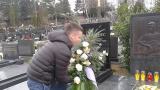 Zadarski studenti na Mirogoju odali počast Tomislavu Ivčiću Zadarski studenti na Mirogoju odali počast Tomislavu Ivčiću