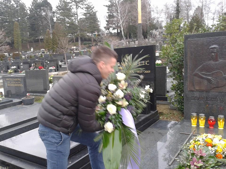 Zadarski studenti na Mirogoju odali počast Tomislavu Ivčiću Zadarski studenti na Mirogoju odali počast Tomislavu Ivčiću