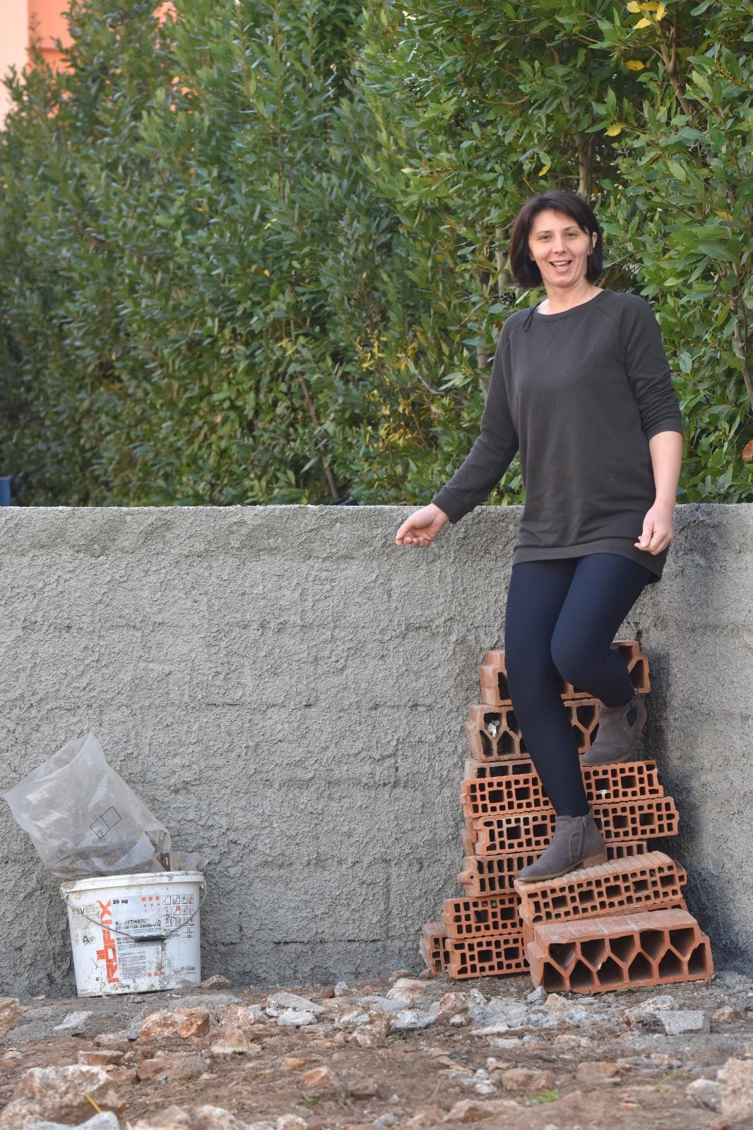 Merica Miškovic mora preskakati ogradni zid kako bi došla do svoje kuće