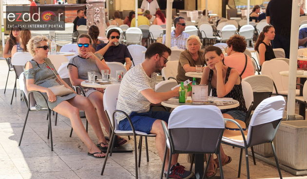 Đir po gradu 8. srpnja 2017., ljeto, kafić