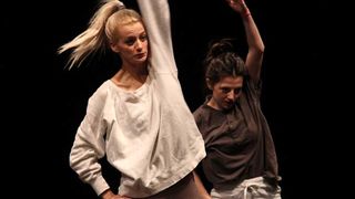 Kazalište KNAP i Umjetnička organizacija Kravice, predstava “Glumice&to”; foto Iva Perinčić Kazalište KNAP i Umjetnička organizacija Kravice, predstava “Glumice&to”; foto Iva Perinčić