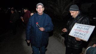 19.02.2014., Preko – U Preku na otoku Ugljanu organizirana je bakljada pod nazivom “Osvijetlimo otoke – jos nas ima”. Otocani protestiraju bakljadom protiv ukidanja malog ribolova i dr. Photo: Dino Stanin/PIXSELL 19.02.2014., Preko – U Preku na otoku Ugljanu organizirana je bakljada pod nazivom “Osvijetlimo otoke – jos nas ima”. Otocani protestiraju bakljadom protiv ukidanja malog ribolova i dr. Photo: Dino Stanin/PIXSELL