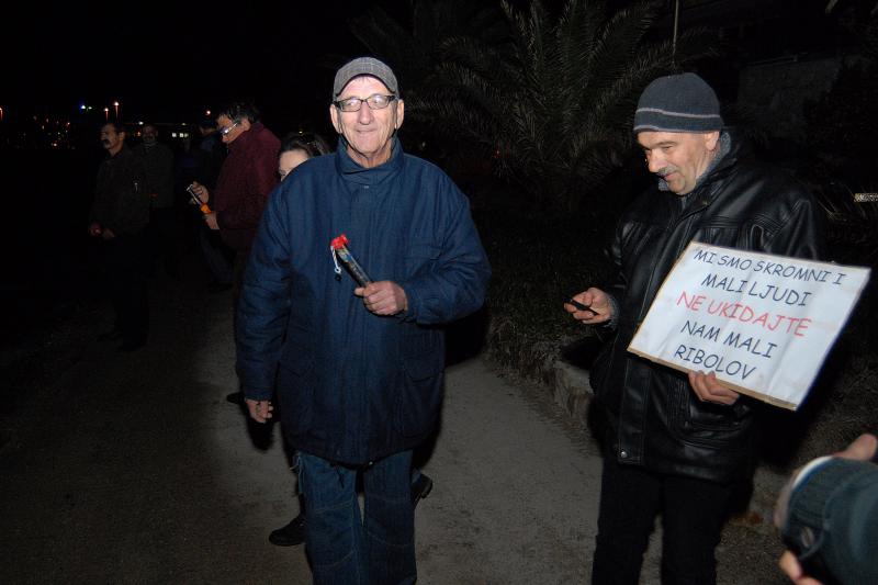 19.02.2014., Preko – U Preku na otoku Ugljanu organizirana je bakljada pod nazivom “Osvijetlimo otoke – jos nas ima”. Otocani protestiraju bakljadom protiv ukidanja malog ribolova i dr. Photo: Dino Stanin/PIXSELL 19.02.2014., Preko – U Preku na otoku Ugljanu organizirana je bakljada pod nazivom “Osvijetlimo otoke – jos nas ima”. Otocani protestiraju bakljadom protiv ukidanja malog ribolova i dr. Photo: Dino Stanin/PIXSELL