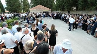 Posljednji ispraćaj Olivera Dragojevića na groblju Sveti Roko u Veloj Luci Posljednji ispraćaj Olivera Dragojevića na groblju Sveti Roko u Veloj Luci