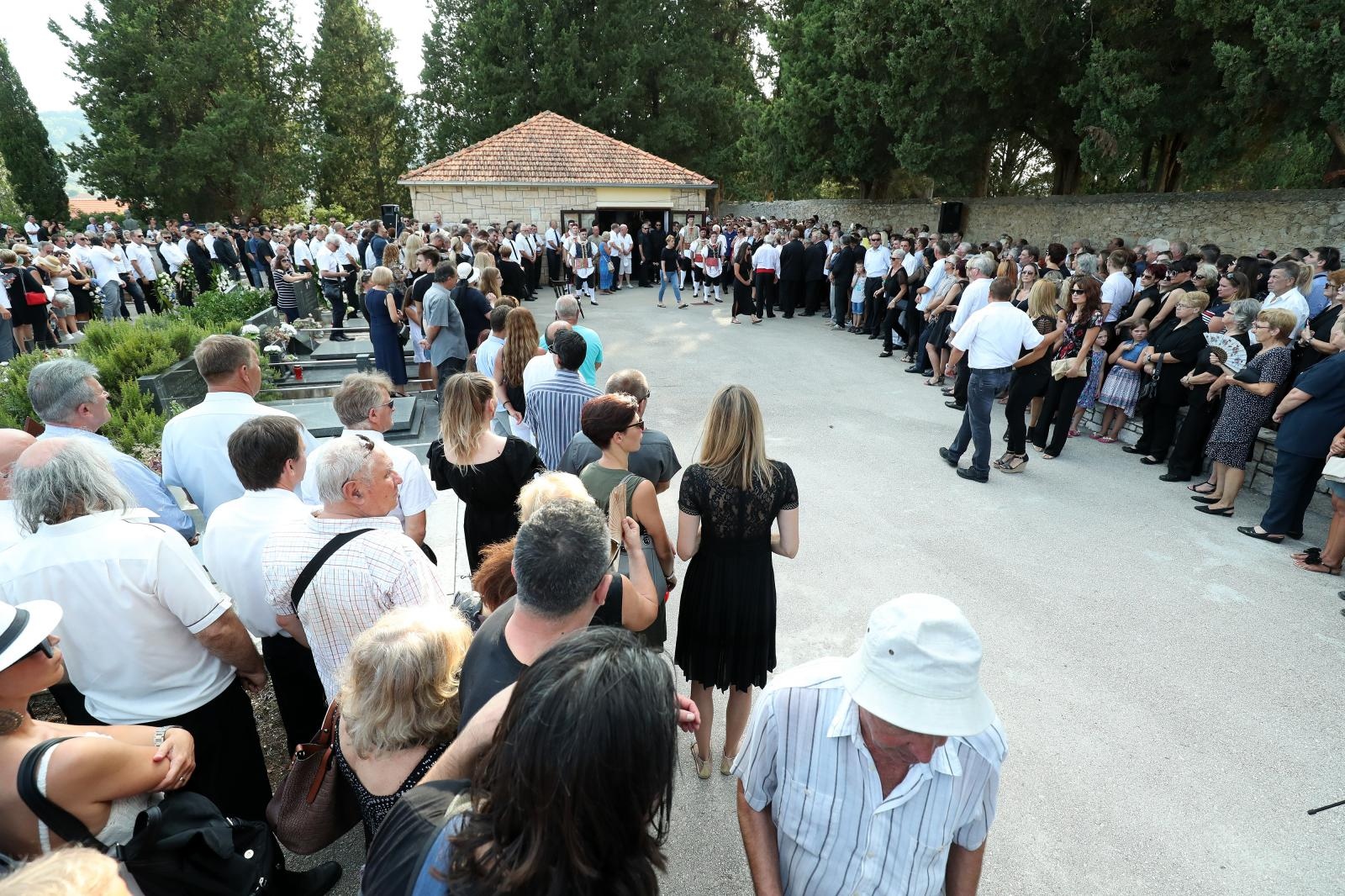 Posljednji ispraćaj Olivera Dragojevića na groblju Sveti Roko u Veloj Luci Posljednji ispraćaj Olivera Dragojevića na groblju Sveti Roko u Veloj Luci