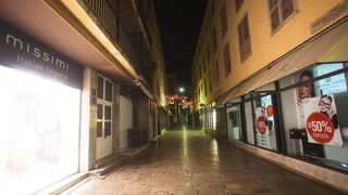 Građani na ulicama Zadra poštujući mjere dočekali 2021. godinu