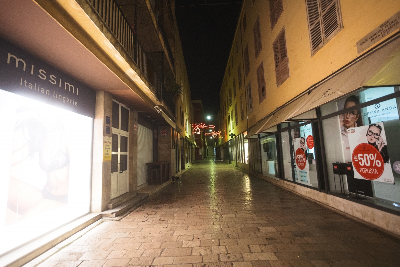 Građani na ulicama Zadra poštujući mjere dočekali 2021. godinu