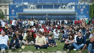 EURO 2016: Fan zona pored Eiffelovog tornja. Photo: Sanjin Strukić/PIXSELL EURO 2016: Fan zona pored Eiffelovog tornja. Photo: Sanjin Strukić/PIXSELL