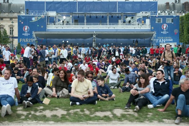 EURO 2016: Fan zona pored Eiffelovog tornja. Photo: Sanjin Strukić/PIXSELL EURO 2016: Fan zona pored Eiffelovog tornja. Photo: Sanjin Strukić/PIXSELL