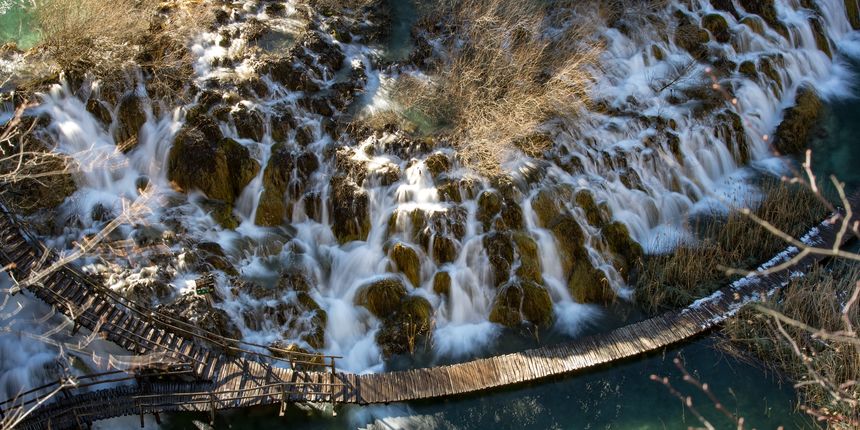 Zimska idila u Nacionalnom parku Plitvička jezera: bajkoviti pejzaži plijene pogled ljepotom Zimska idila u Nacionalnom parku Plitvička jezera: bajkoviti pejzaži plijene pogled ljepotom