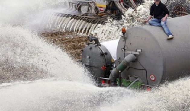 Belgijski mljekari izlijevaju mlijeko (foto: Tportal)