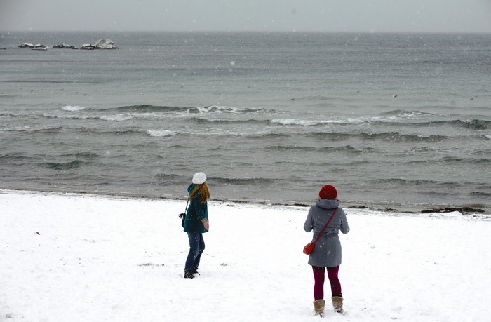 Split, 030212.
Nakon nekoliko godina, danima najavljivan snijeg pao je i na Splitskom podrucju. Iako je bio najavljen, Splicani nisu bili spremni na bijeli pokrivac, te im je on uz snaznu buru otezavao svakodnevni zivot. Gradski autobusi ne voze a skole, Split, 030212.
Nakon nekoliko godina, danima najavljivan snijeg pao je i na Splitskom podrucju. Iako je bio najavljen, Splicani nisu bili spremni na bijeli pokrivac, te im je on uz snaznu buru otezavao svakodnevni zivot. Gradski autobusi ne voze a skole,