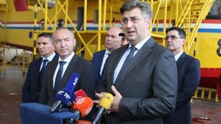 Plenković i Krstičević posjetili zračnu bazu Zemunik i protupožarnu eskadrilu Plenković i Krstičević posjetili zračnu bazu Zemunik i protupožarnu eskadrilu
