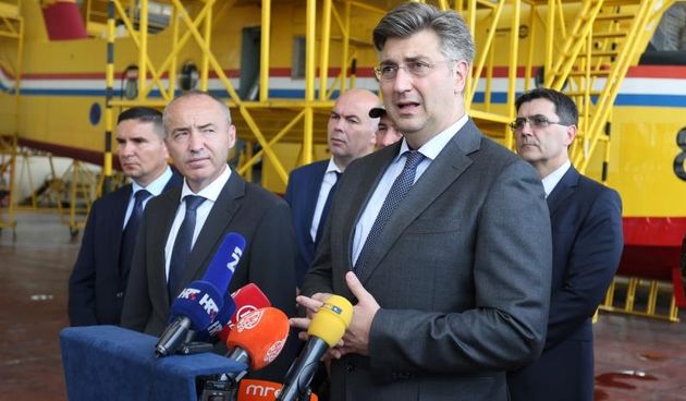 Plenković i Krstičević posjetili zračnu bazu Zemunik i protupožarnu eskadrilu