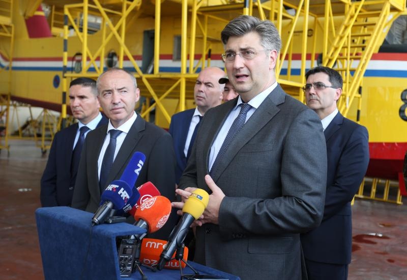 Plenković i Krstičević posjetili zračnu bazu Zemunik i protupožarnu eskadrilu Plenković i Krstičević posjetili zračnu bazu Zemunik i protupožarnu eskadrilu