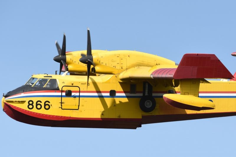 Kanaderi i air tractori gasili požar u blizini dikljanskih kuća i vikendica Kanaderi i air tractori gasili požar u blizini dikljanskih kuća i vikendica